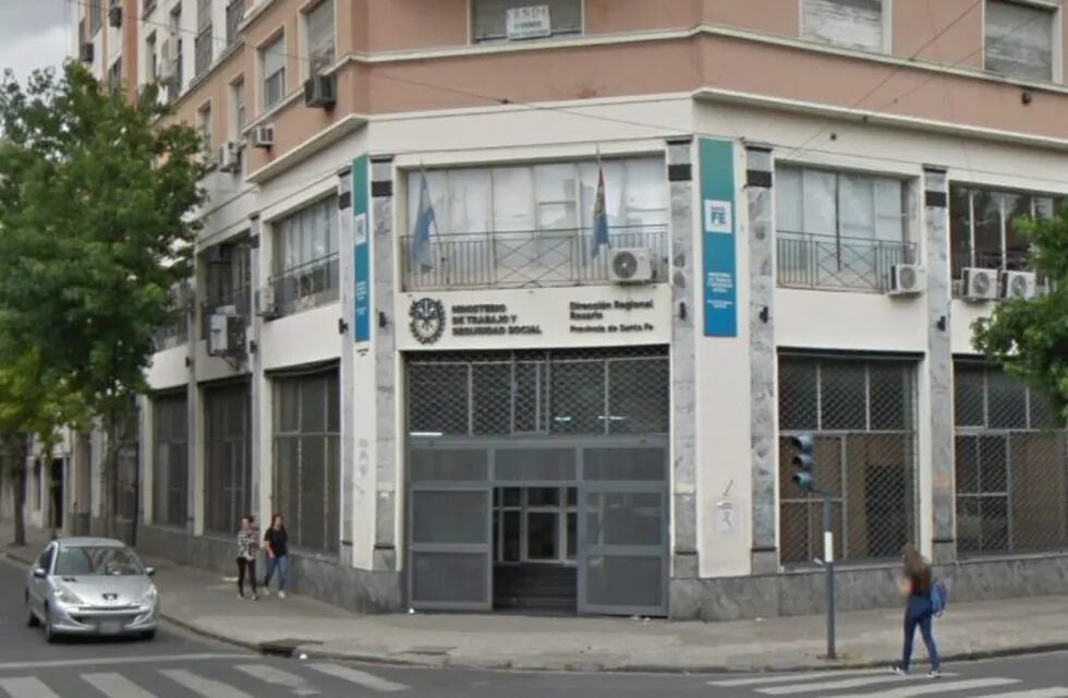 La inspectora cesanteada se desempeñaba en la sede Rosario del MInisterio de Trabajo de la provincia. (Google Street View)