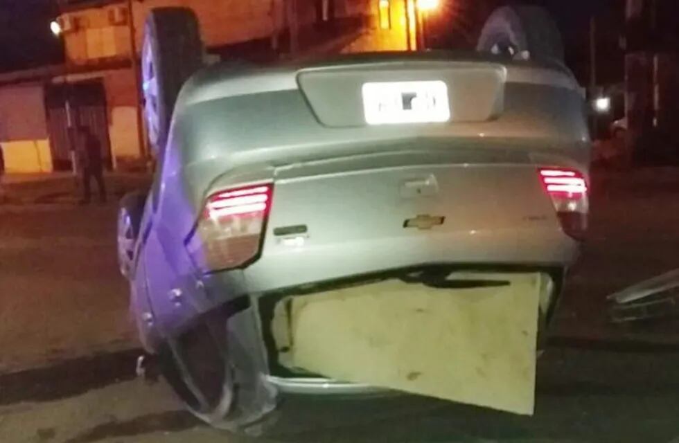 Volcó un auto tras chocar contra una columna del alumbrado público en Barranqueras. (Web).