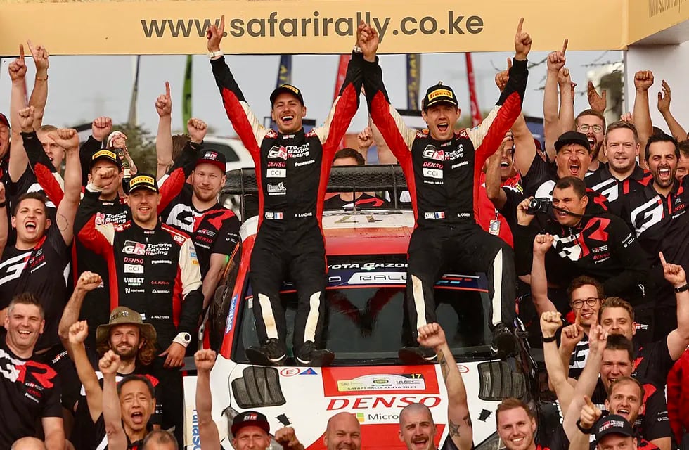 Sebastien Ogier y su navegante Vincent Landais, junto a todo el equipo Toyota Gazoo Racing WRT, celebrando en Kenia.