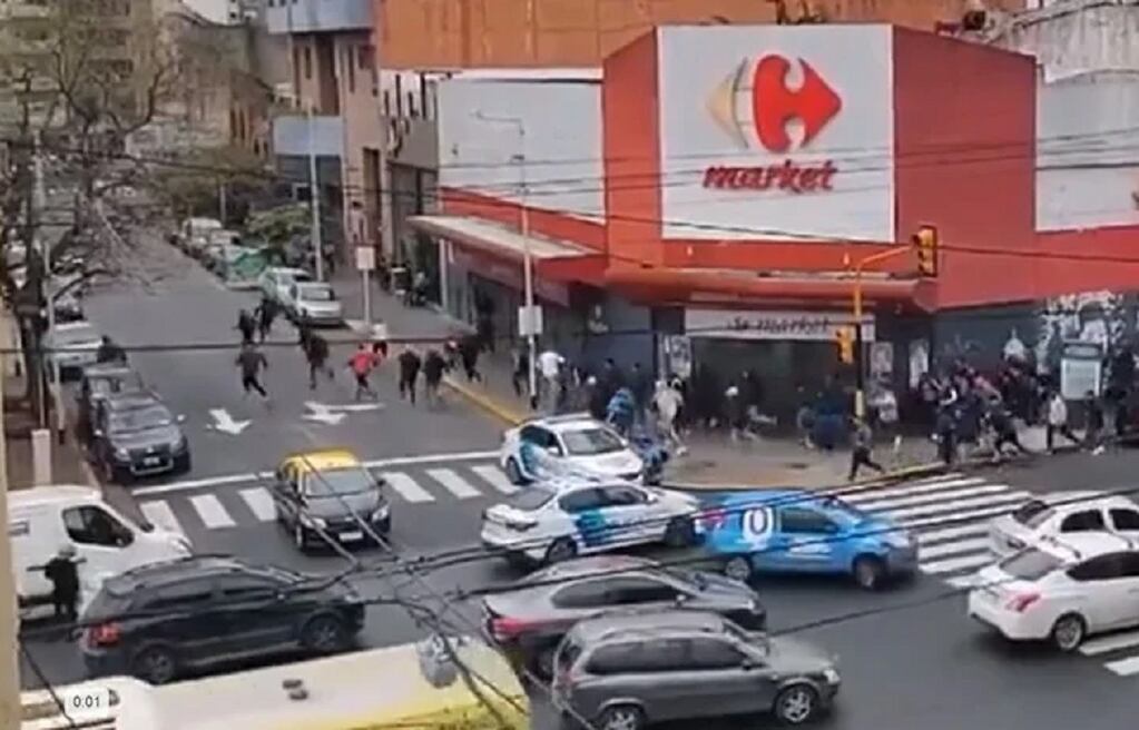 Barrabravas de Independiente de Avellaneda a los tiros en pleno centro y en la puerta de la sede del club. / Gentileza.