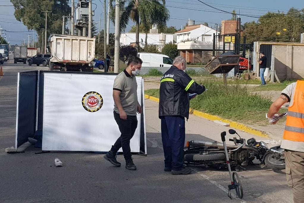 Accidente en avenida Juan B Justo al 8000
entre un camión y una moto. (Nicolás Bravo/ La Voz)