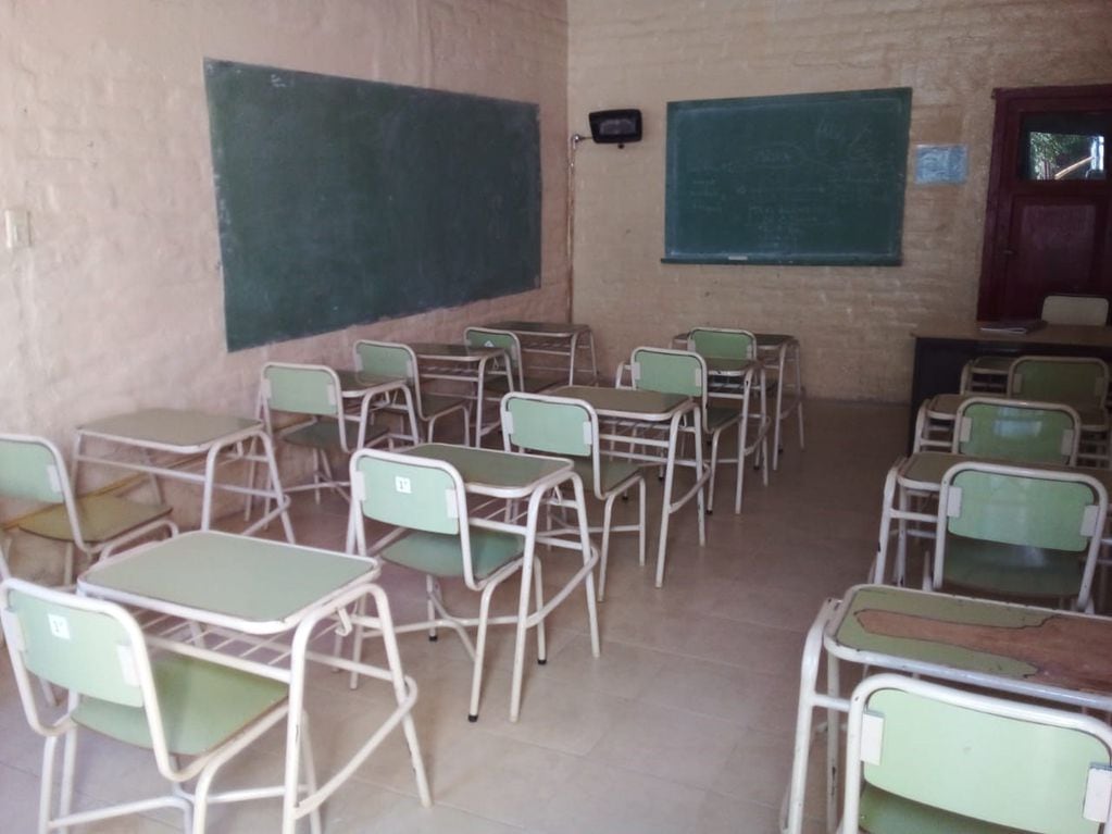 Una escuela de Ciudad donó 25 bancos con sillas a los chicos de la escuela San Antonio María Claret, de La Favorita. Foto: Gentileza.