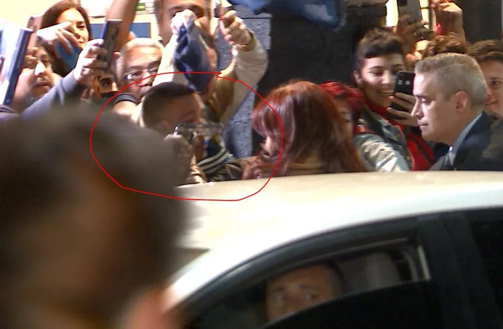 Un hombre apunto con un arma a Cristina Kirchner (captura de tv)