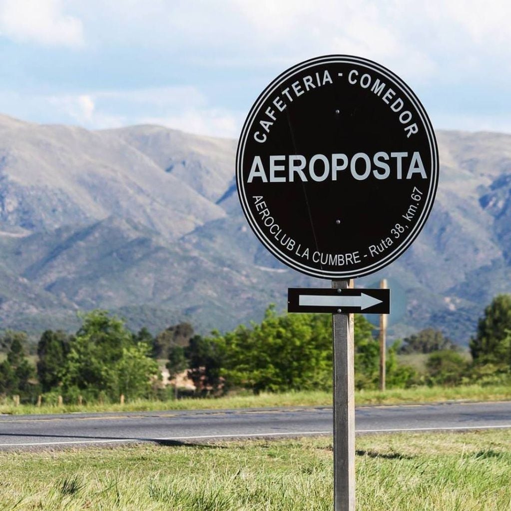 Aeroposta está al pie de la montaña y a la vera del AeroClub La Cumbre.