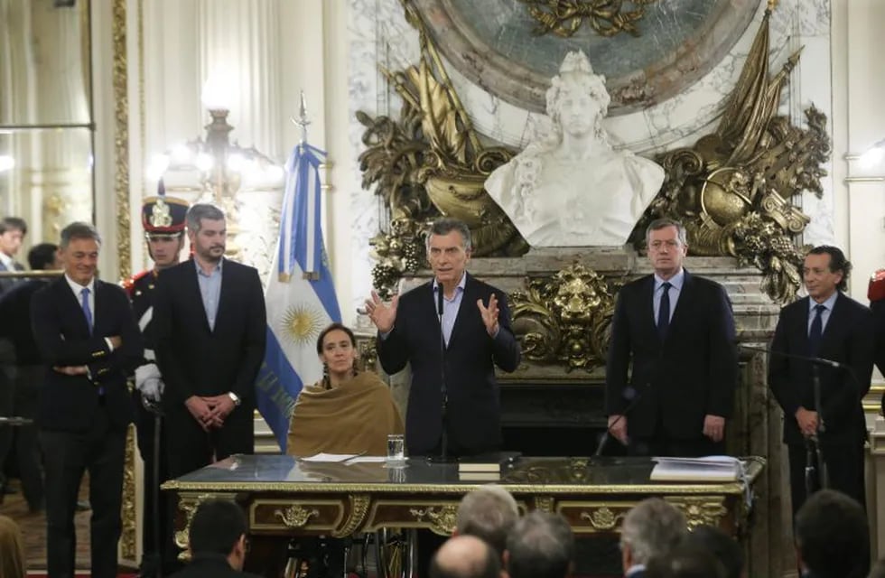 Macri le toma juramento a los nuevos ministros de Energía y Producción.