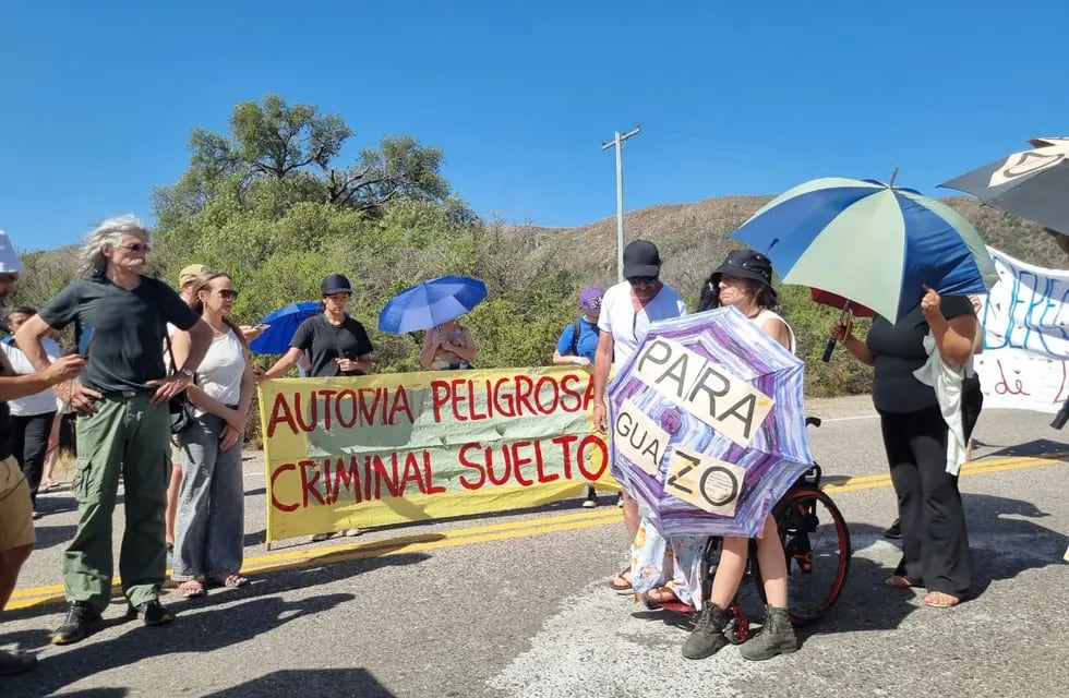 Protesta de familiares y allegados de las víctimas de la tragedia de las Altas Cumbres, al cumplirse un año del desastre vial (La Voz).