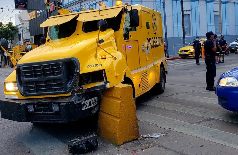 Camión blincado impactó contra un "lavarropas" en avenida Colón.