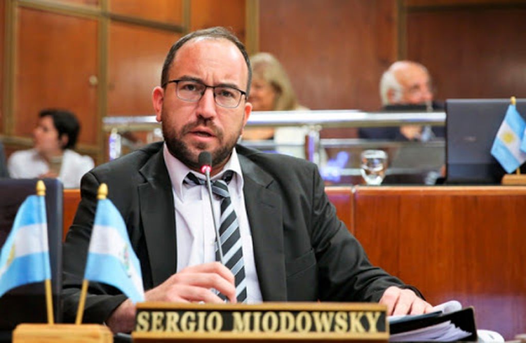 El diputado Sergio Miodowsky confirmó que contrajo coronavirus.
