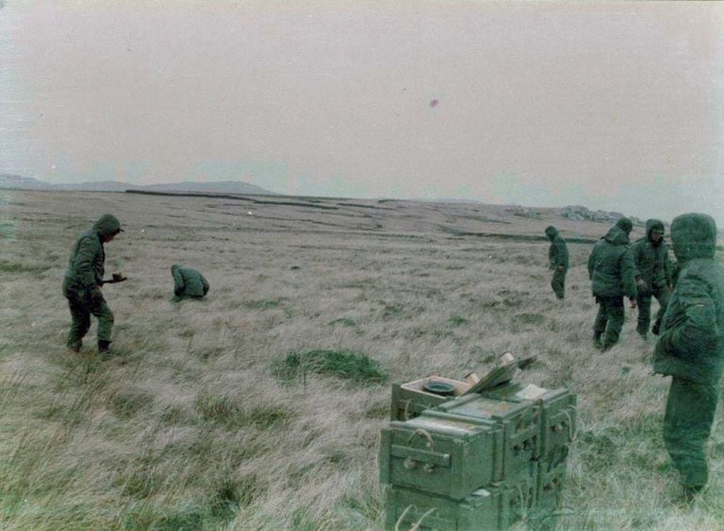 Unidad de soldados argentinos enterrando minas durante la batalla de Mount Longdon-foto cortesía de Diego Carlos Arreseigor