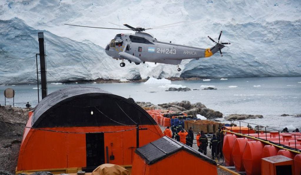 Helicóptero "Sea King" en operaciones logísticas en Base Antártica Argentina "San Martín".