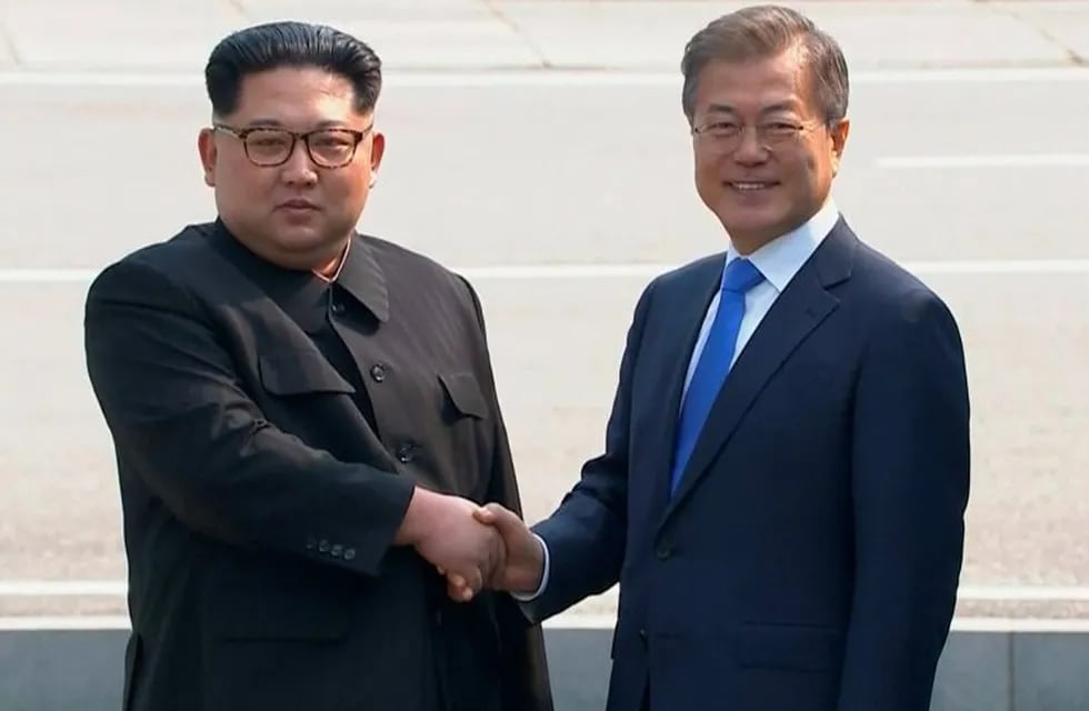 El presidente de Corea del Sur, Moon Jae-in, y el líder de Corea del Norte, Kim Jong-un, iniciaron hoy la trascendental cumbre que generó expectativas sobre la pacificación de la península, (AP)