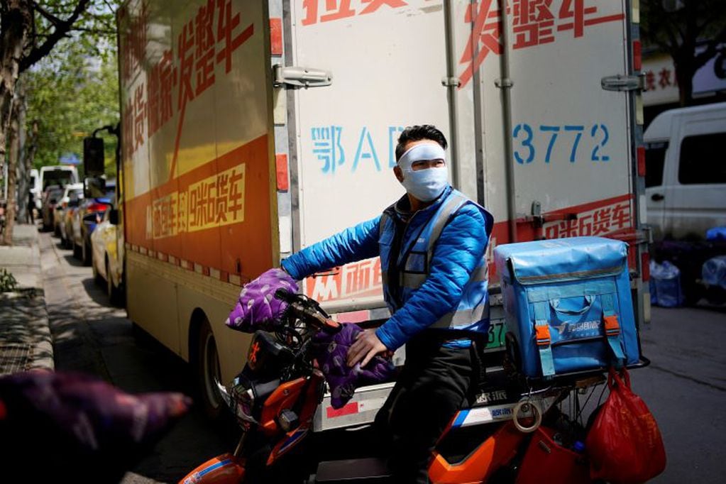 Un trabajador en China, con las medidas contra el coronavirus. ( REUTERS/Aly Song).