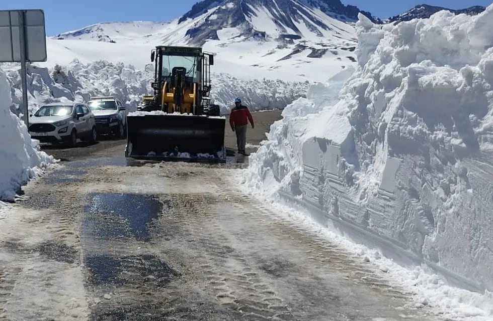 Continúan los trabajos sobre la ruta Ruta Nacional 145 la cual fue despejada y la Ruta 115 Chile.