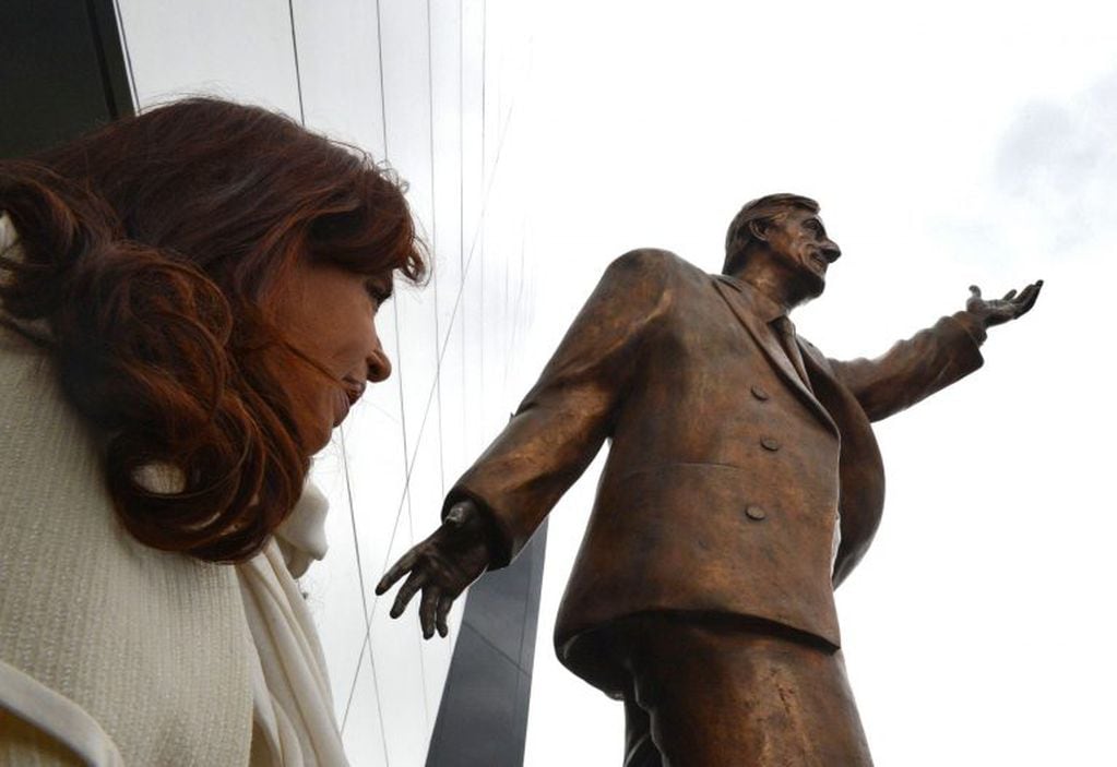 Cristina Kirchner observa la estatua de su marido Néstor, emplazada en la sede central de la Unasur en Quito, Ecuador.FOTO: DYN/PRESIDENCIA