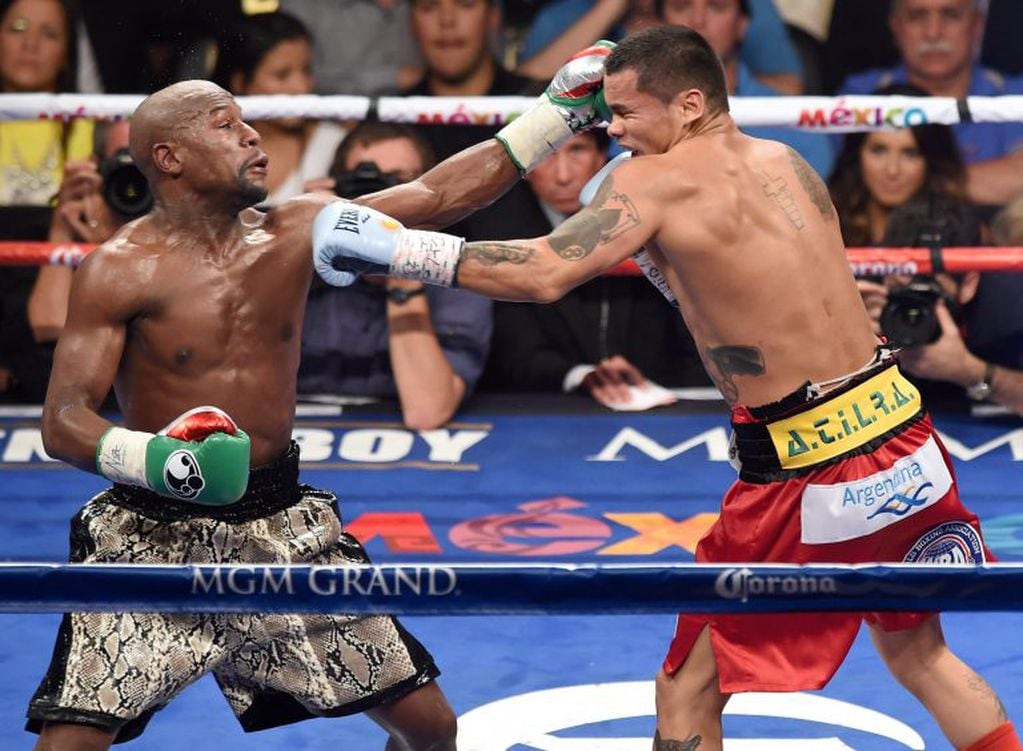 Marcos Maidana contra Floyd Mayweather Jr peleando por el título WBC y WBA de peso welter (Foto: AFP).