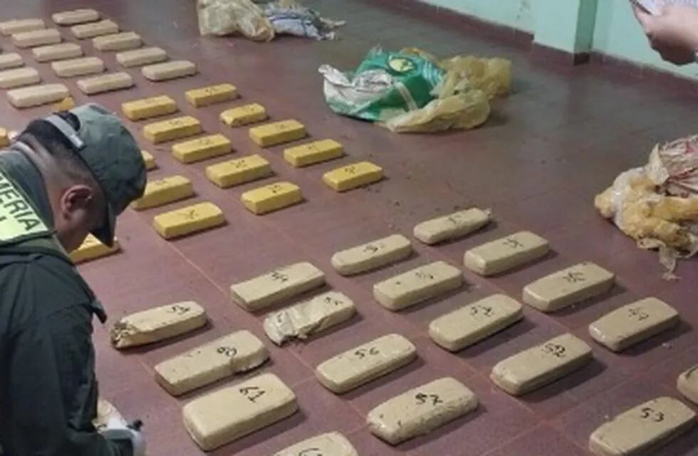 Descubren cargamento de marihuana oculto en Puerto Esperanza.