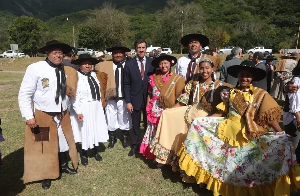 El gobernador Carlos Sadir, acompañado por gauchos y paisanas de entidades tradicionalistas, en el acto conmemorativo de la Batalla de León, en Jujuy.