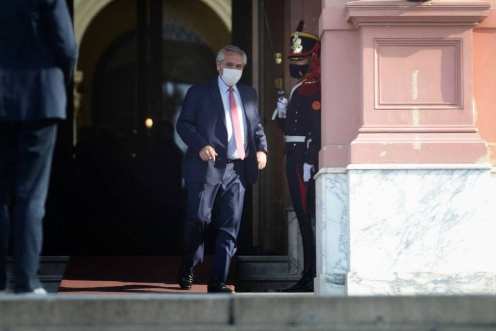 El presidente Alberto Fernández al retirarse de la Casa Rosada tras una serie de reuniones con empresarios y funcionarios.