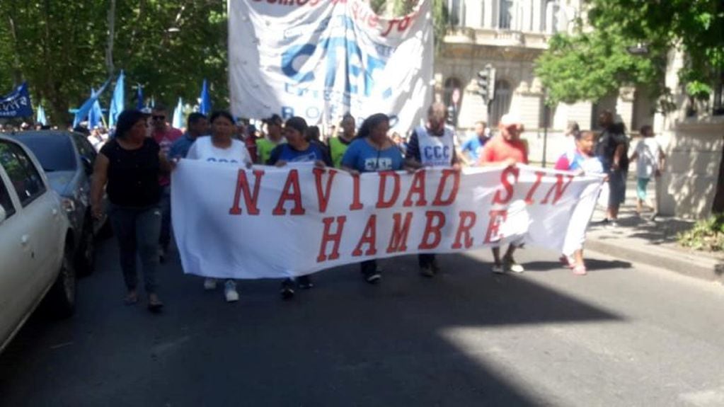 Organizaciones sociales marchan en Rosario por una "Navidad sin hambre". (CCC)