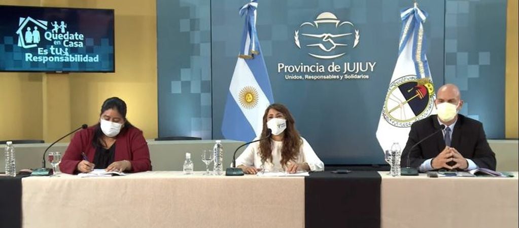 En la presentación del proyecto gubernamental también participaron la ministra de Desarrollo Humano, Natalia Sarapura (izq.); la titular del Consejo Provincial de la Mujer, Alejandra Martínez; el ministro de Seguridad, Ekel Meyer.