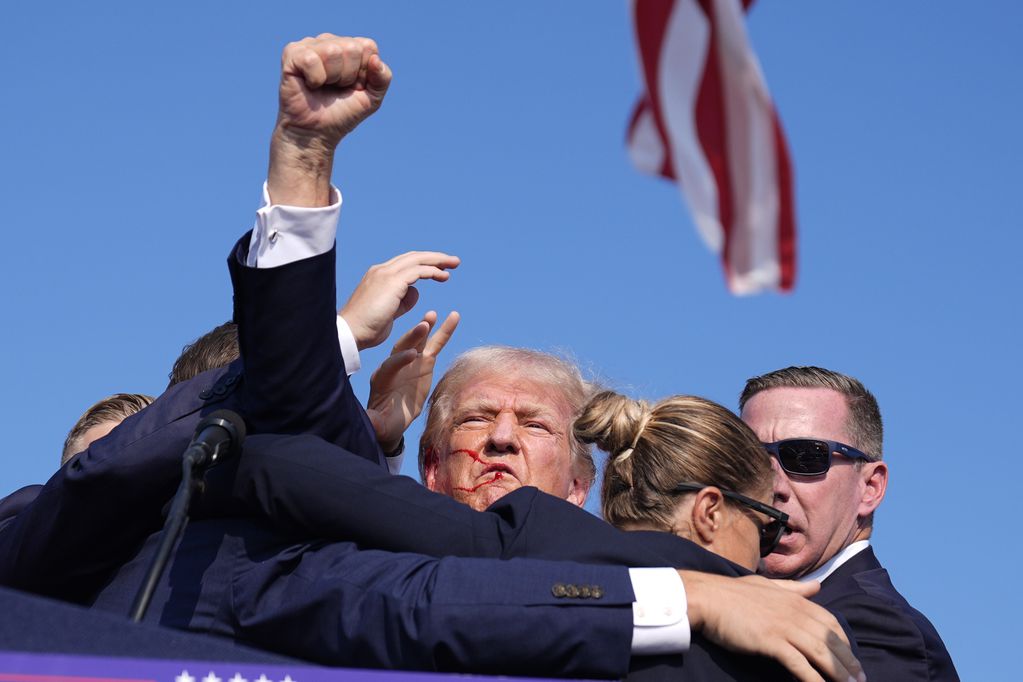 El expresidente Donald Trump es rodeado por agentes del Servicio Secreto de Estados Unidos en un acto de campaña, el sábado 13 de julio de 2024, en Butler, Pensilvania. (AP Foto/Evan Vucci)