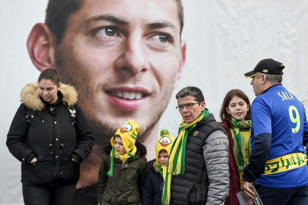 Los hinchas del Nantes, en pleno homenaje a Emiliano Sala. (AFP)