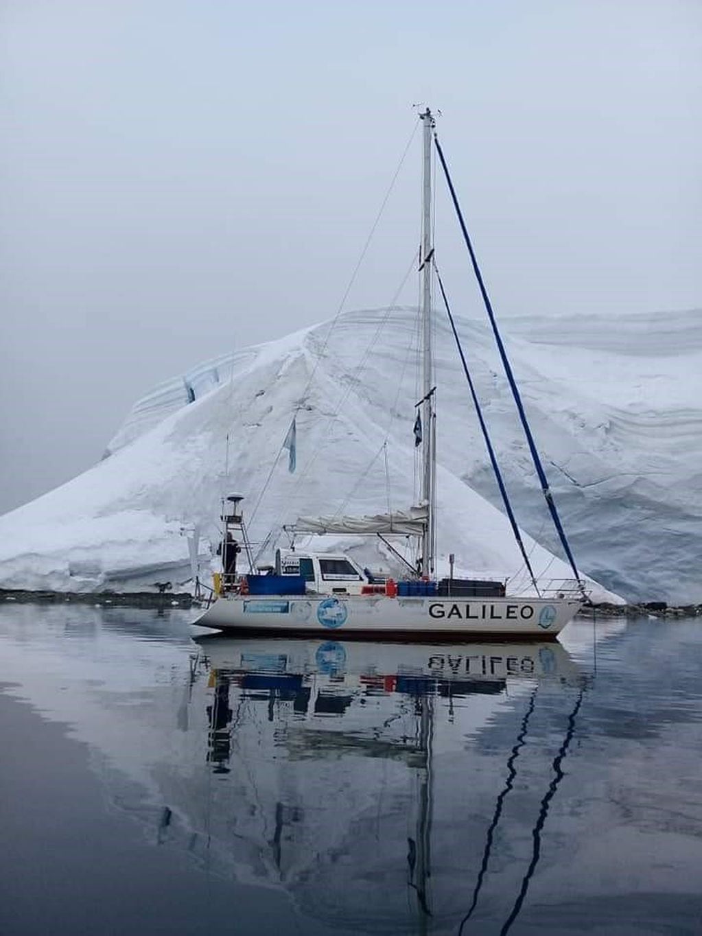 Velero "Galileo" navegando por Estrecho de Gerlache, Antártida. (Foto: Fundación Malvinas Argentinas)