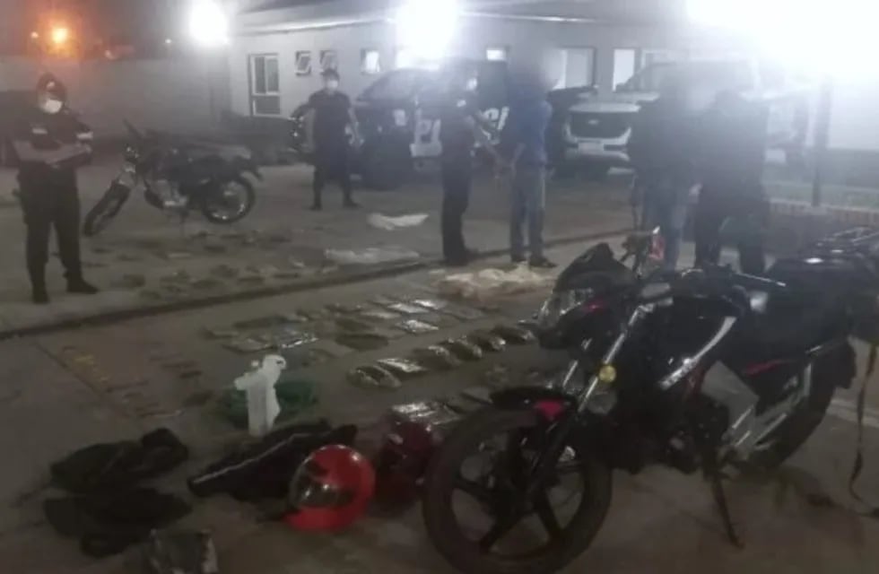 Interceptan a dos motociclistas con placas robadas del cementerio en Gobernador Roca.