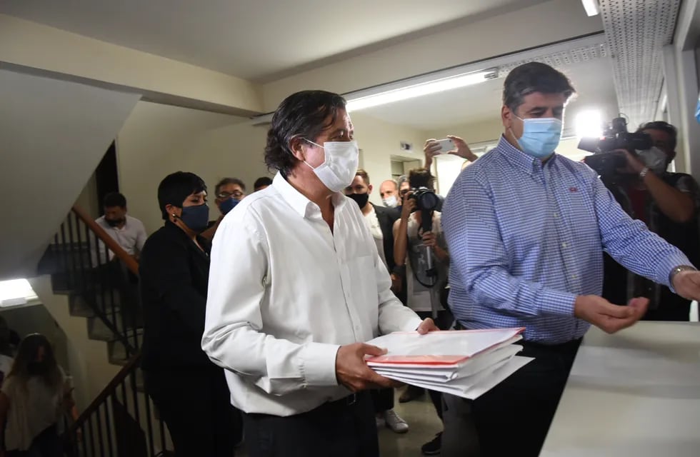 Ibáñez, junto a Abed, al entregar las listas impresas en la Legislatura.