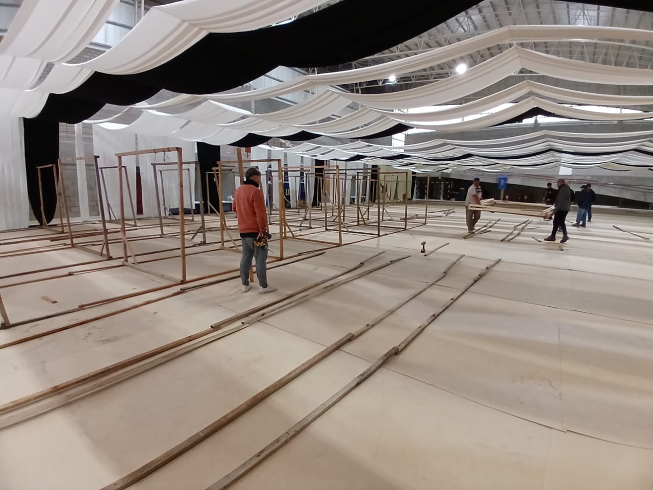 Preparativos en el Polideportivo Municipal de Tres Arroyos para la Feria Nacional de Artesanos