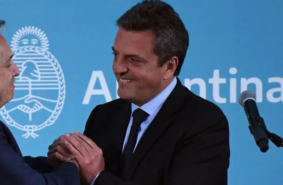 Alberto Fernández tomó juramento a Sergio Massa como ministro de Economía. Foto: Clarín.