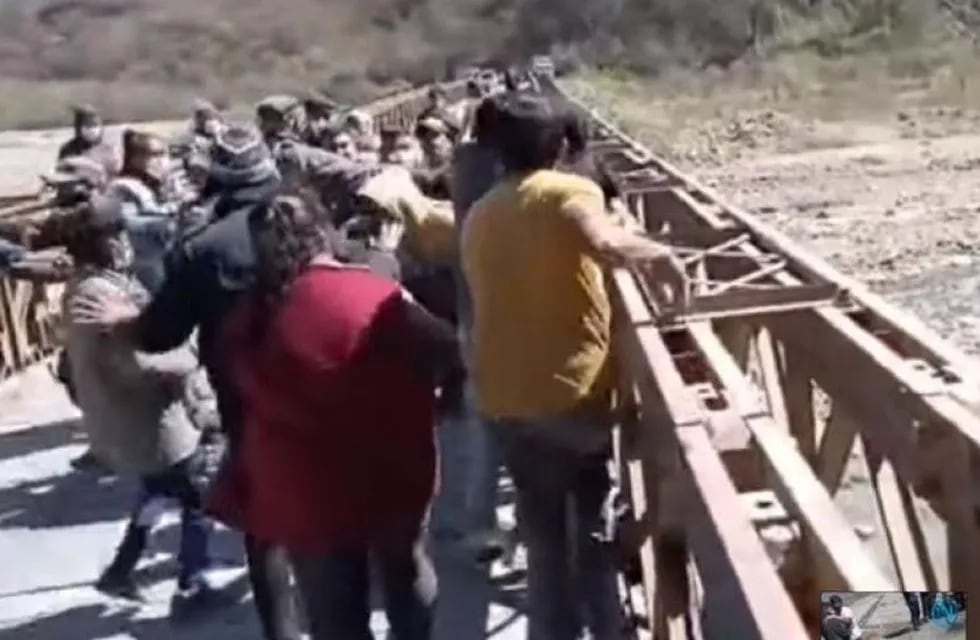 Salteños agarraron a piñas a bolivianos que cruzaban a votar.