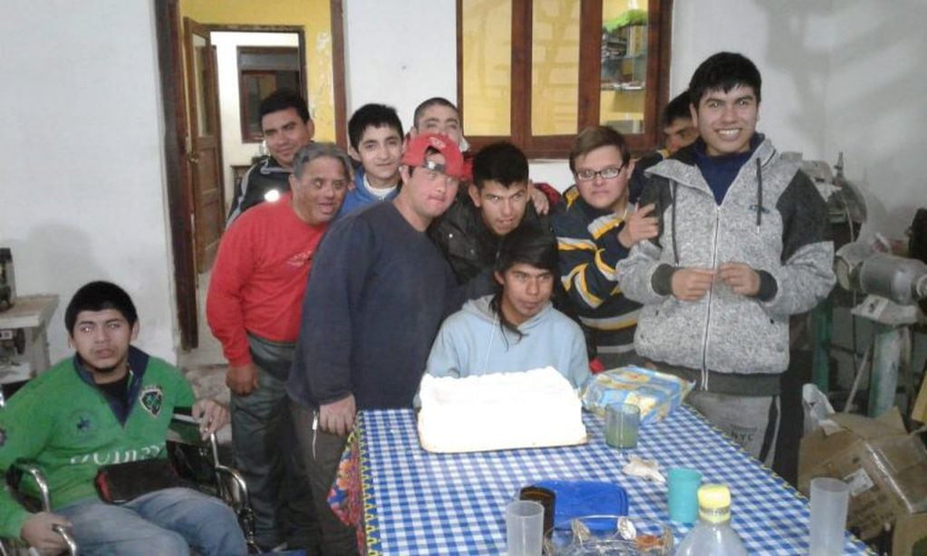 El taller Integrando Esfuerzos es una organización de la ciudad de Metán, donde chicos con discapacidad concurren a fabricar artesanías. (Facebook Taller Integrando Esfuerzos)