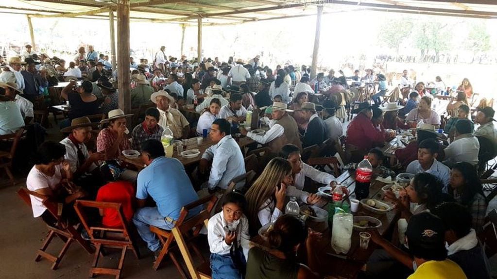 Almuerzo criollo ofrecido en Los Alisos por la agrupación “Martín Fierro”.