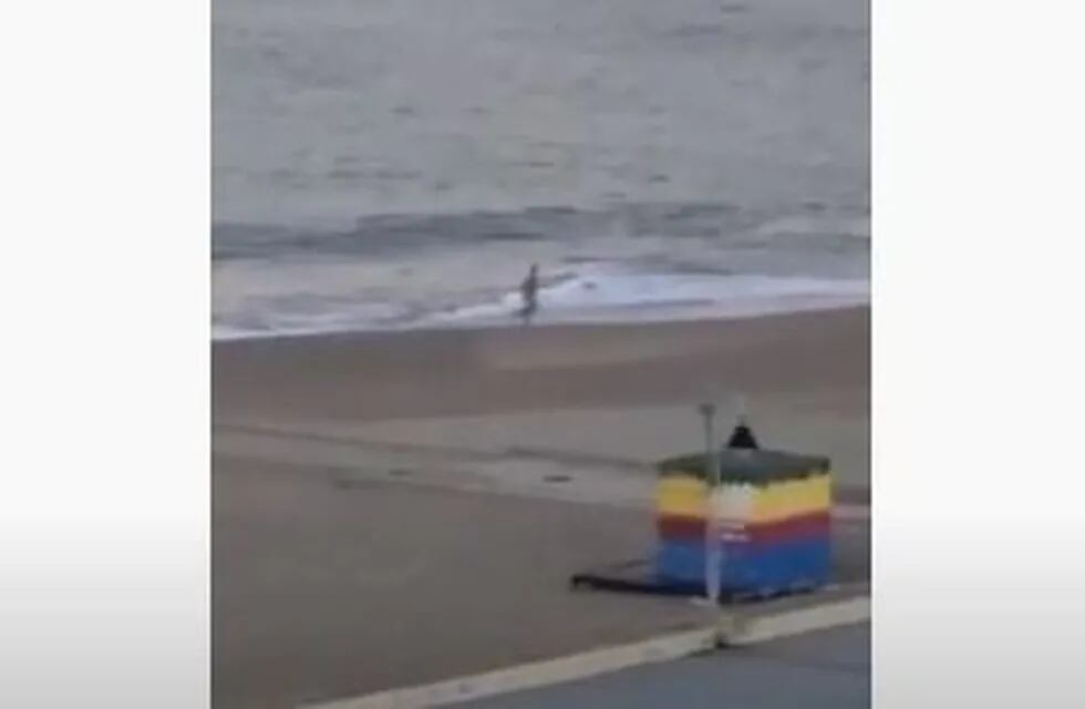 Un hombre se metió al mar desnudo en plena cuarentena (Foto: Captura de video)