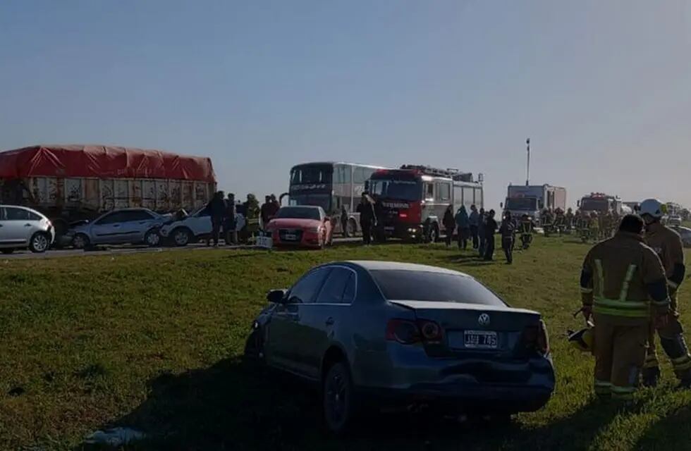Unos 40 vehículos involucrados en un choque en cadena en autopista Rosario-Córdoba: murió una persona.