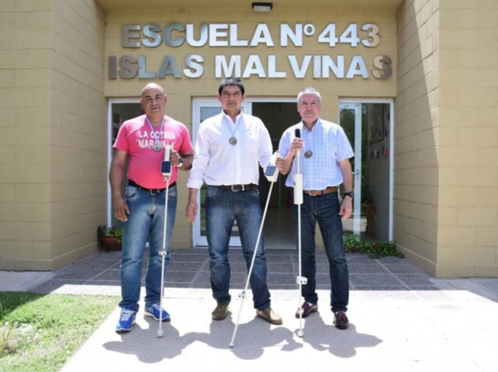 Marcelo, Ricardo y Julio en el ingreso de la escuela que está en la penitenciaria. Foto: El Diario de la República.