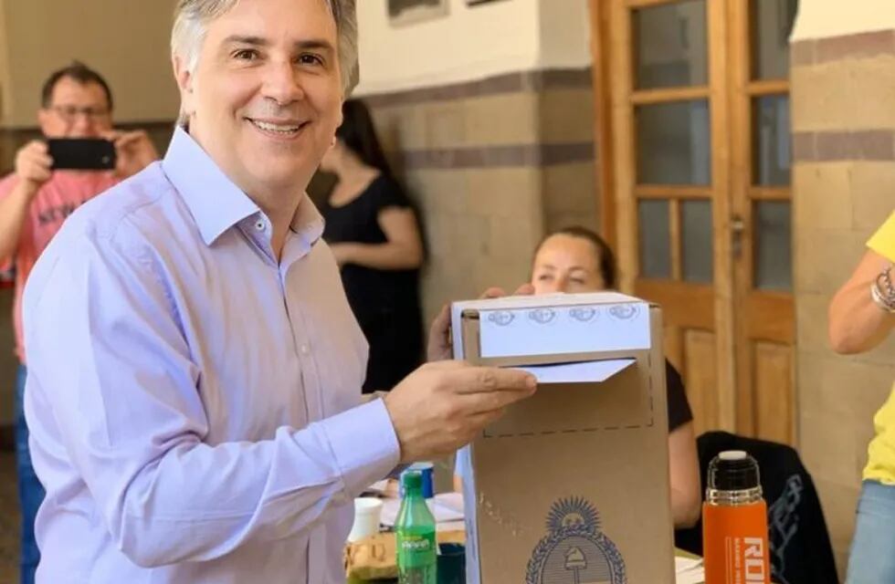 Martín Llaryora voto en la escuela Santo Tomás en Córdoba. (Prensa Hacemos por Córdoba)