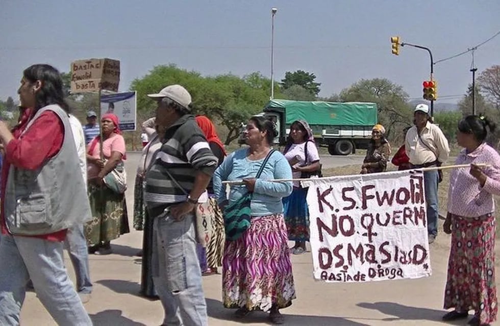 La comunidad marcha con un cartel que en idioma wichí significa ?no más droga?. (Web)