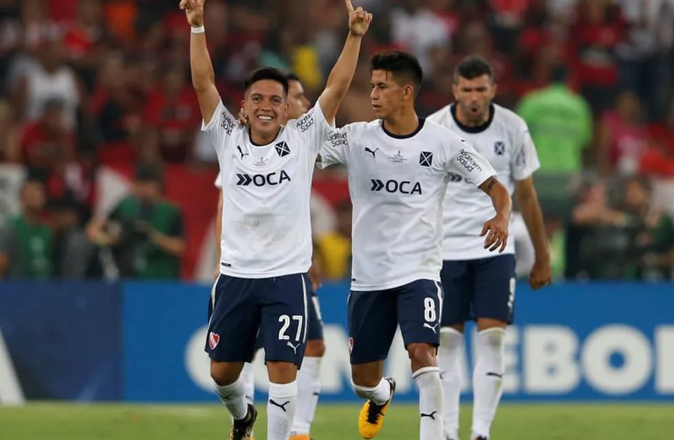 Argentina's Independiente Ezequiel Barco, left, is congratulated by teammate Maximiliano Meza after scoring from the penalty spot against Brazil's Flamengo during the Copa Sudamericana final championship soccer match at Maracana stadium in Rio de Janeiro, Brazil, Wednesday, Dec.13, 2017. (AP Photo/Silvia Izquierdo)