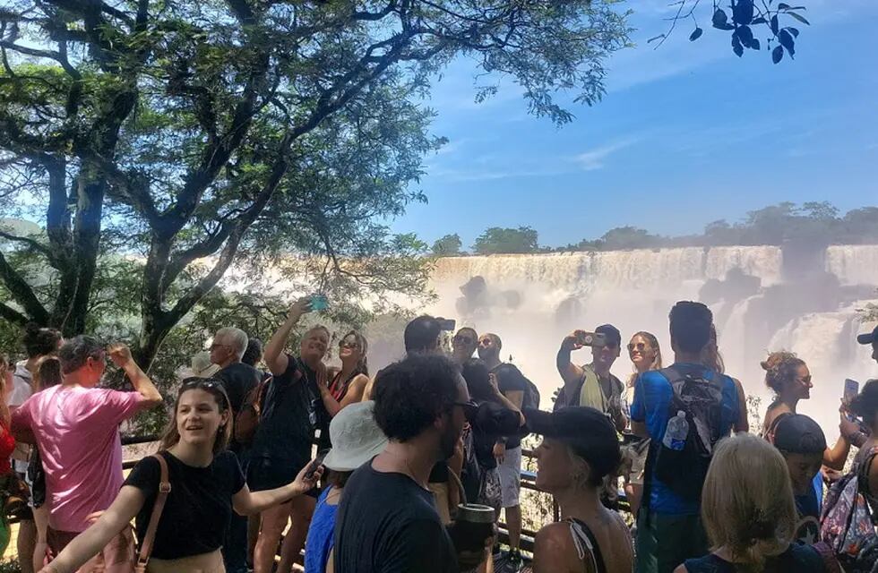 Las Cataratas de Iguazú tuvieron la visita de alrededor 4 mil personas durante el balotaje en Argentina.