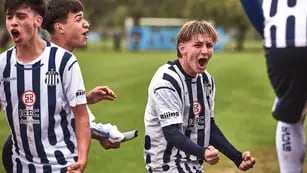 Talleres se quedó con el titulo del Torneo Regional Federal Juvenil al vencer en la final a Belgrano, en la serie de partidos jugados en Villa Esquiú. (Prensa Talleres)