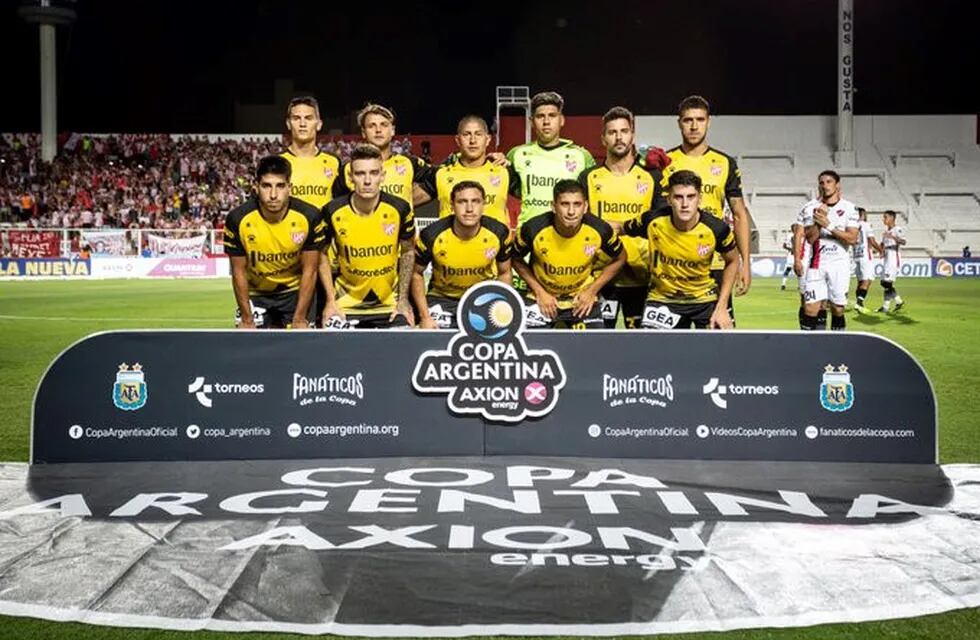 Instituto versión Copa Argentina, con colores distintos. El equipo también se ve diferente al del 2019.