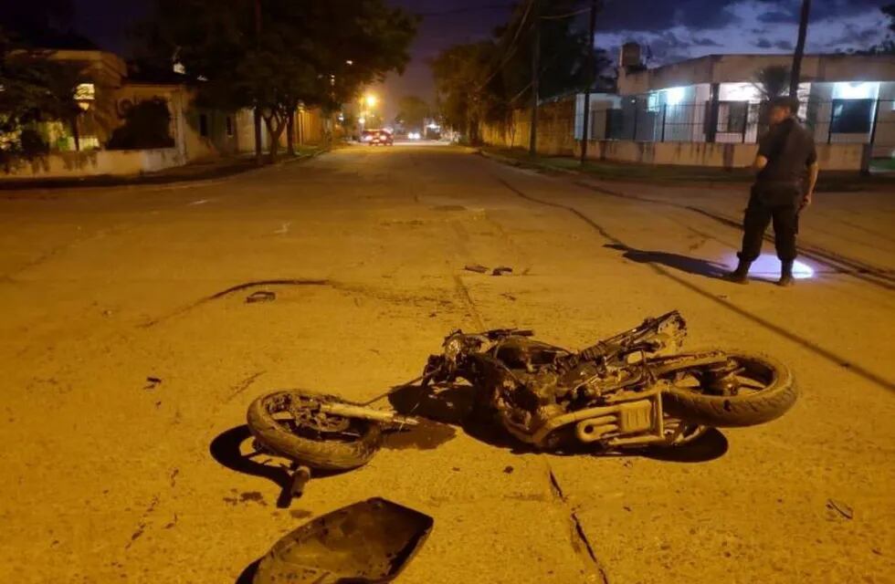 La moto que impactó contra el auto del senador Pablo González. (Diario El Oranense)