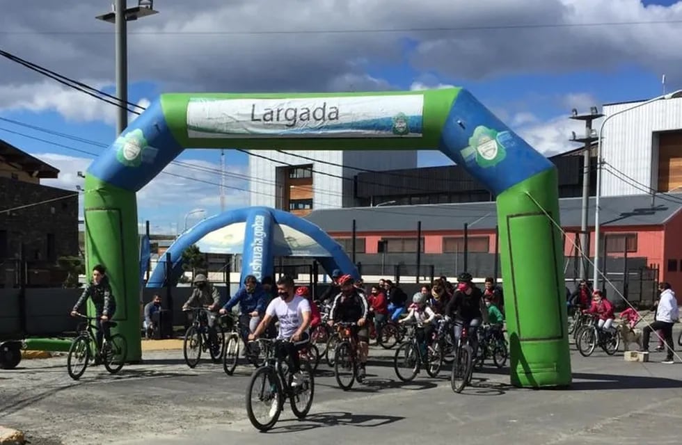 La Municipalidad de Ushuaia organizó una bicicleteada familiar durante la jornada del domingo.