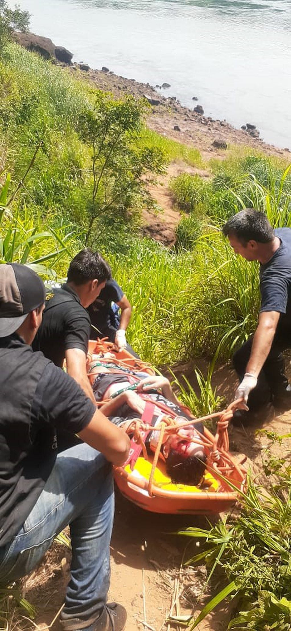 Iguazú: funcionarios de Seguridad Ciudadana fueron los primeros en llegar hasta el accidentado en el Salto Mariposas de Iguazú. (MisionesOnline)