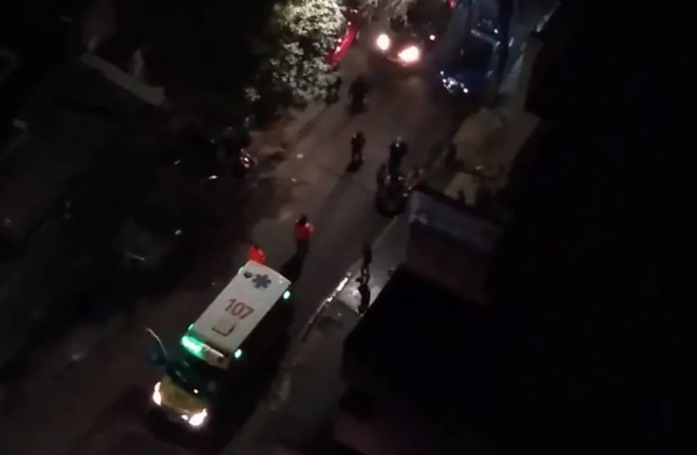 Pelea. Equipos médicos atienden al herido tras los violentos episodios a la salida del boliche. (Basta de Ruido Nueva Córdoba).