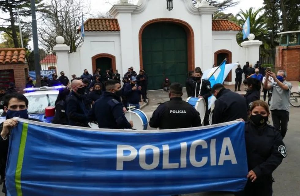 Efectivos de la Policía Bonaerense frente a la Quinta de Olivos (Foto: Clarín)