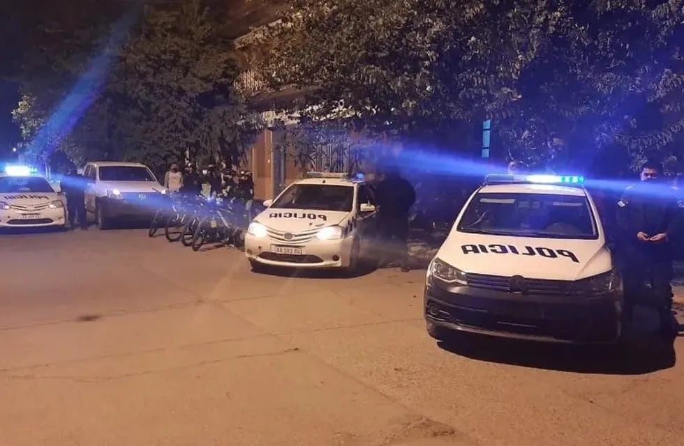 Móviles de la Policía de Jujuy realizaron sendos operativos en Alto Comedero y Juan Galán para desactivar fiestas clandestinas.