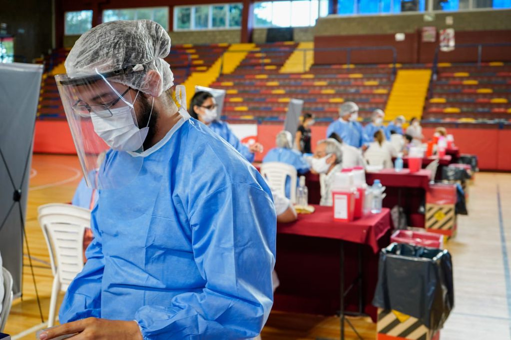 Operativo de vacunación a adultos mayores en el Polimeni, Las Heras.